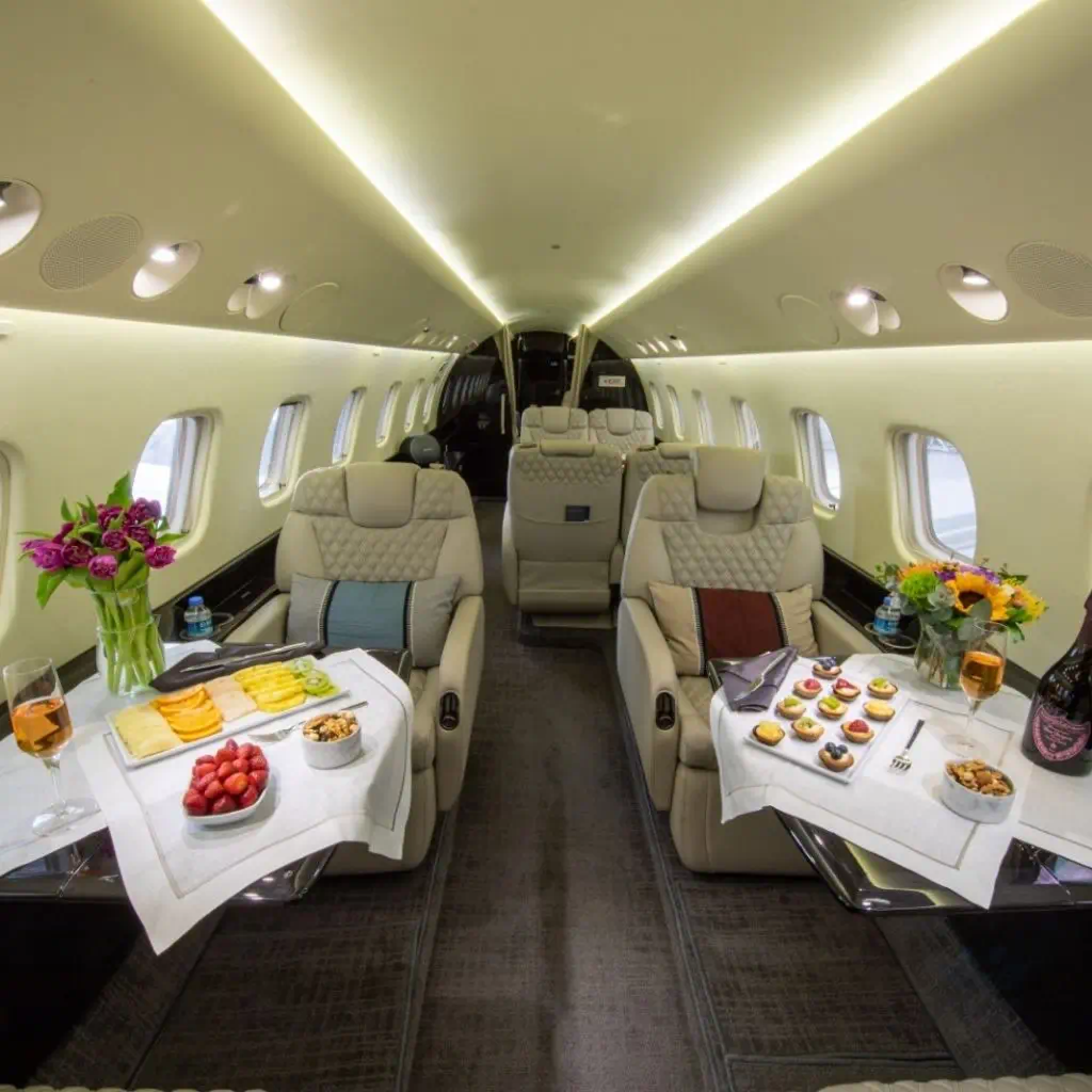 Özel jet kabininde VIP catering ikram sunumu